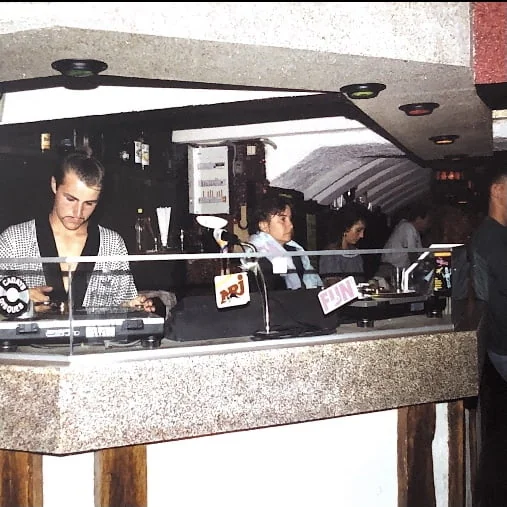 La discothèque — le DJ