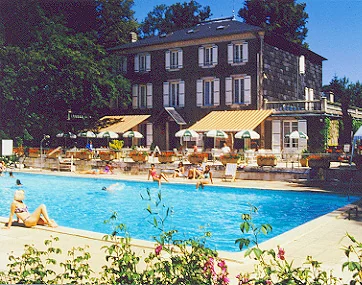 Le Manoir de Boutaric et sa piscine