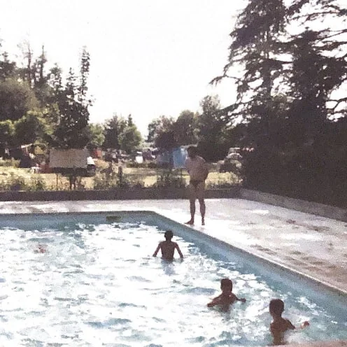 Enfants à la piscine du camping