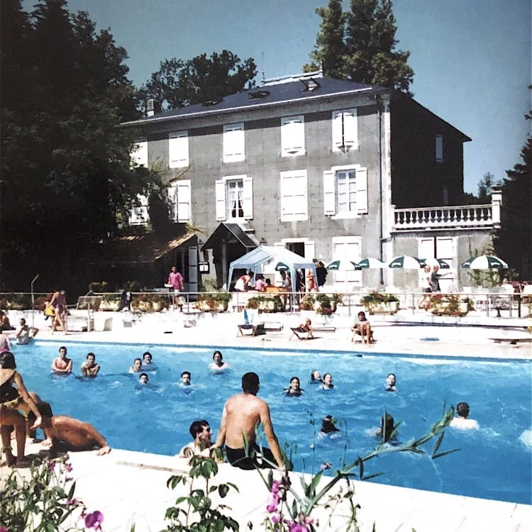 Les vacanciers dans la piscine